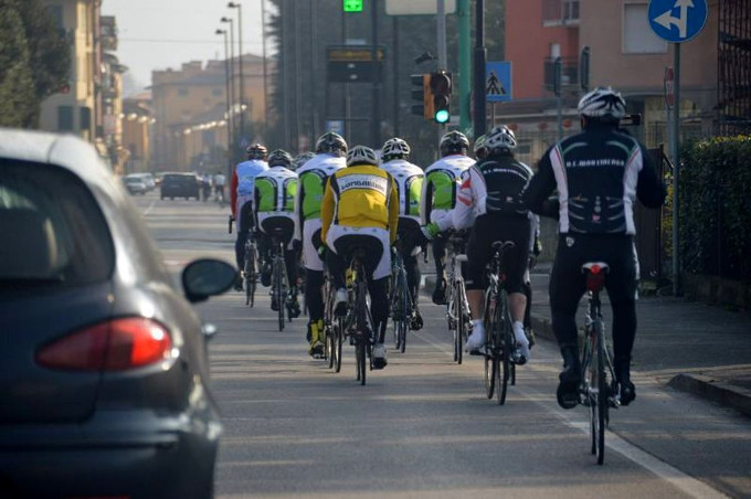 Al Senato un ddl a tutela dei ciclisti: multa a chi li supera da vicino