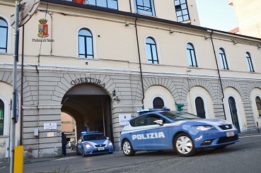 Ruba sci da auto in sosta. A casa del complice Polizia recupera altra refurtiva