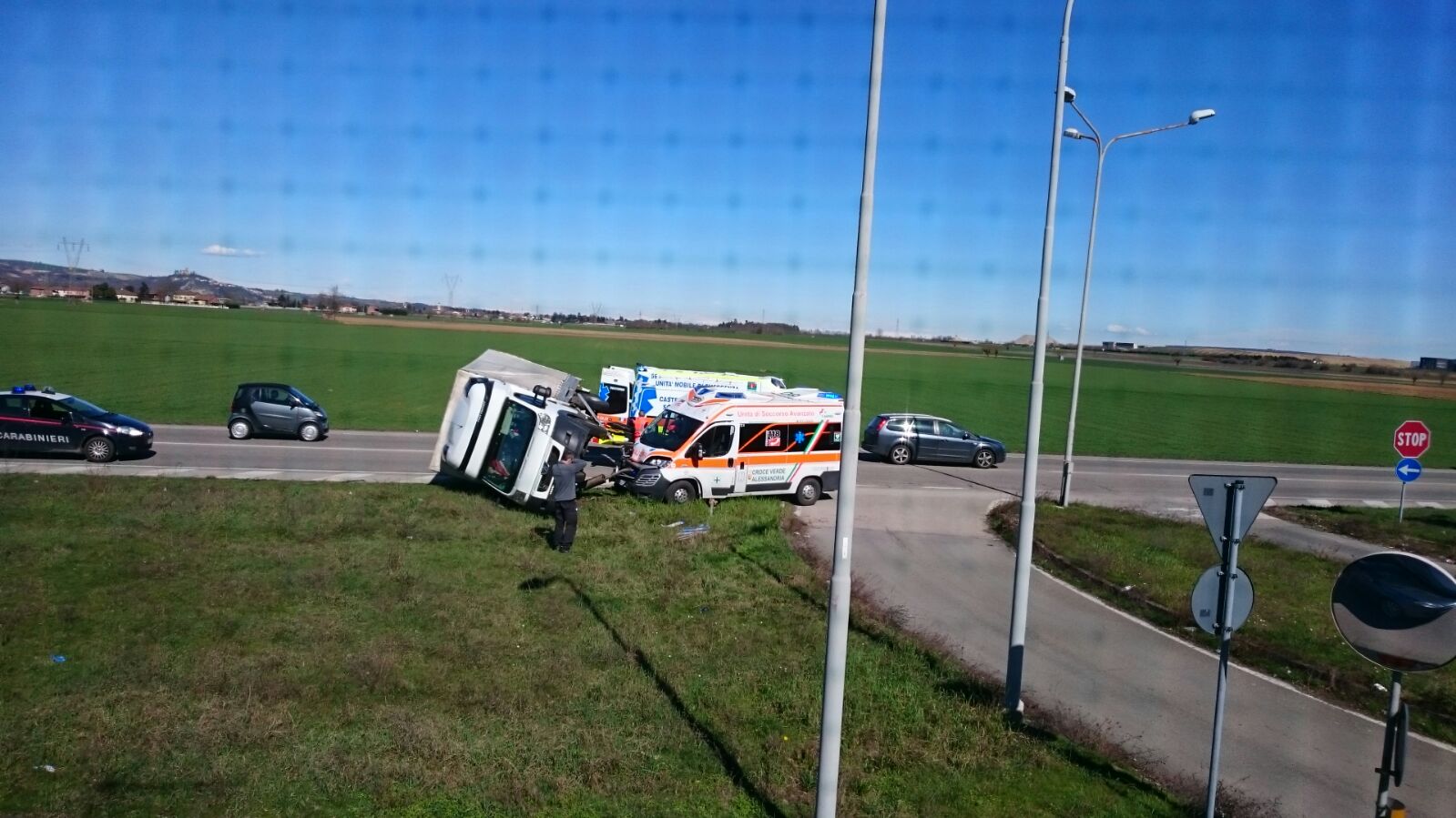 Scontro tra un furgone e un’ambulanza sulla strada per Spinetta