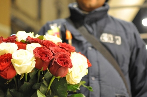 Beccato a vendere fiori senza licenza si ribella alla Municipale