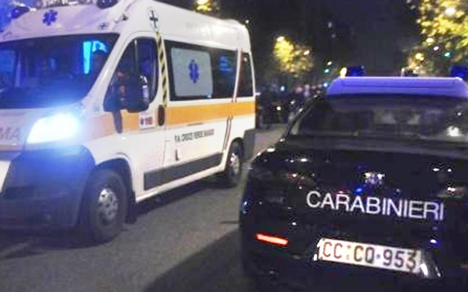 Picchia la madre e la fidanzata e poi aggredisce i medici del 118