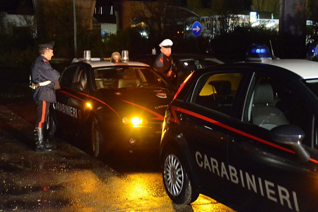 Deruba due ragazzi in piazza Garibaldi e poi minaccia i Carabinieri