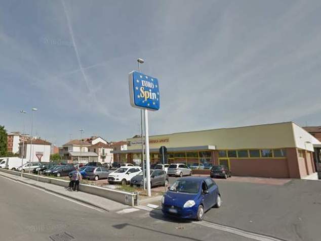Ruba un paio di scarpe e prova a fuggire: arrestato