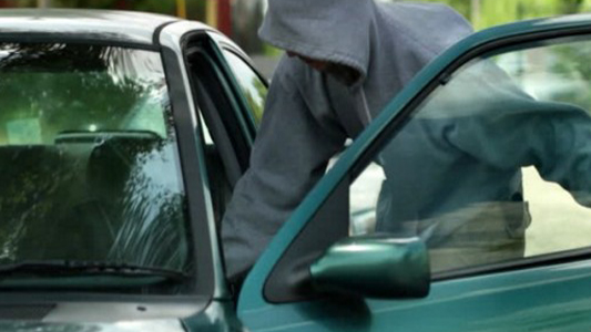 Cerca di rubare su auto in sosta. Un alessandrino lo vede e lo insegue