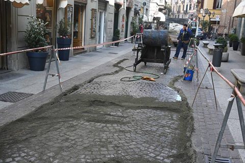 Manutenzione del porfido in via San Lorenzo e via Modena