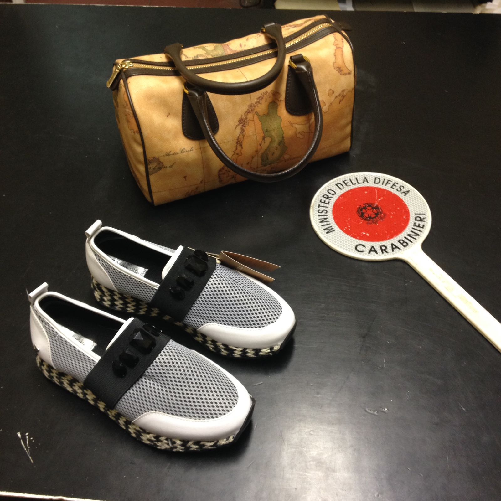 Rubano una borsa e delle scarpe griffate in centro a Casale: arrestate