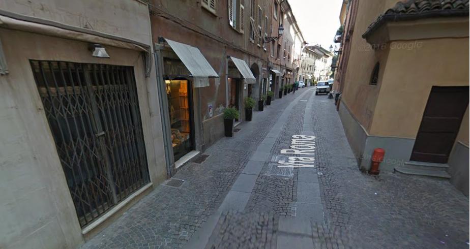 Rovescia tavolini, fioriere e danneggia auto in sosta a Novi Ligure