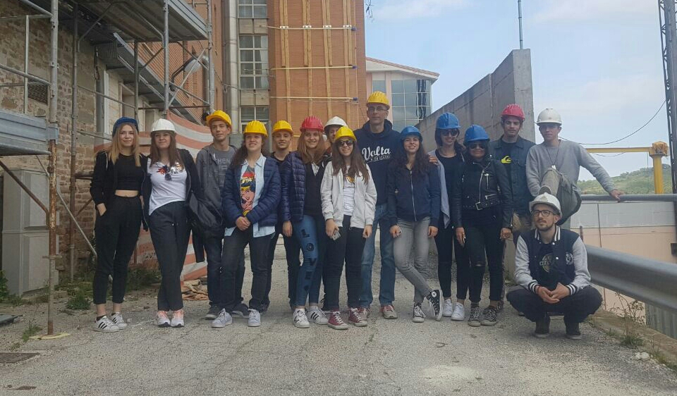 Dagli studenti del Volta un assegno da 5300 euro al Comune di Amandola