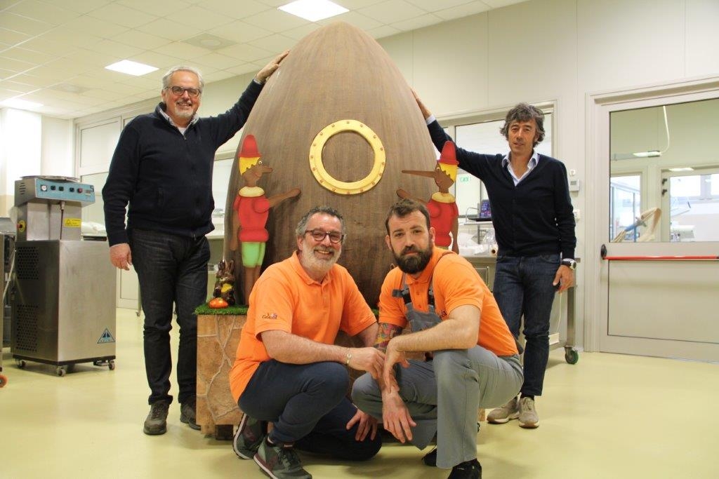 Un Uovo di Pasqua da 180 chili per i bambini di Accumoli   