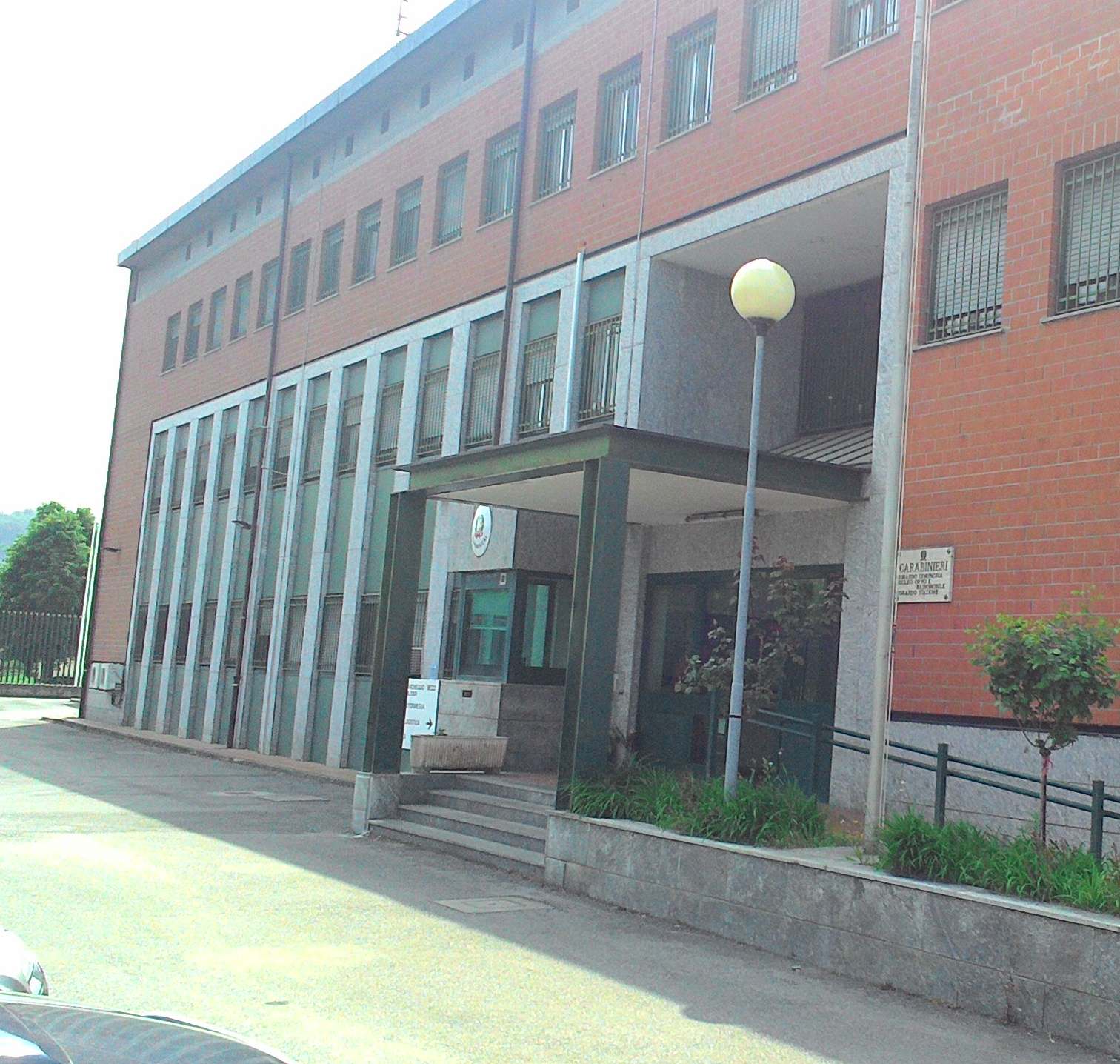 Si presenta dai Carabinieri con una pistola ad aria compressa