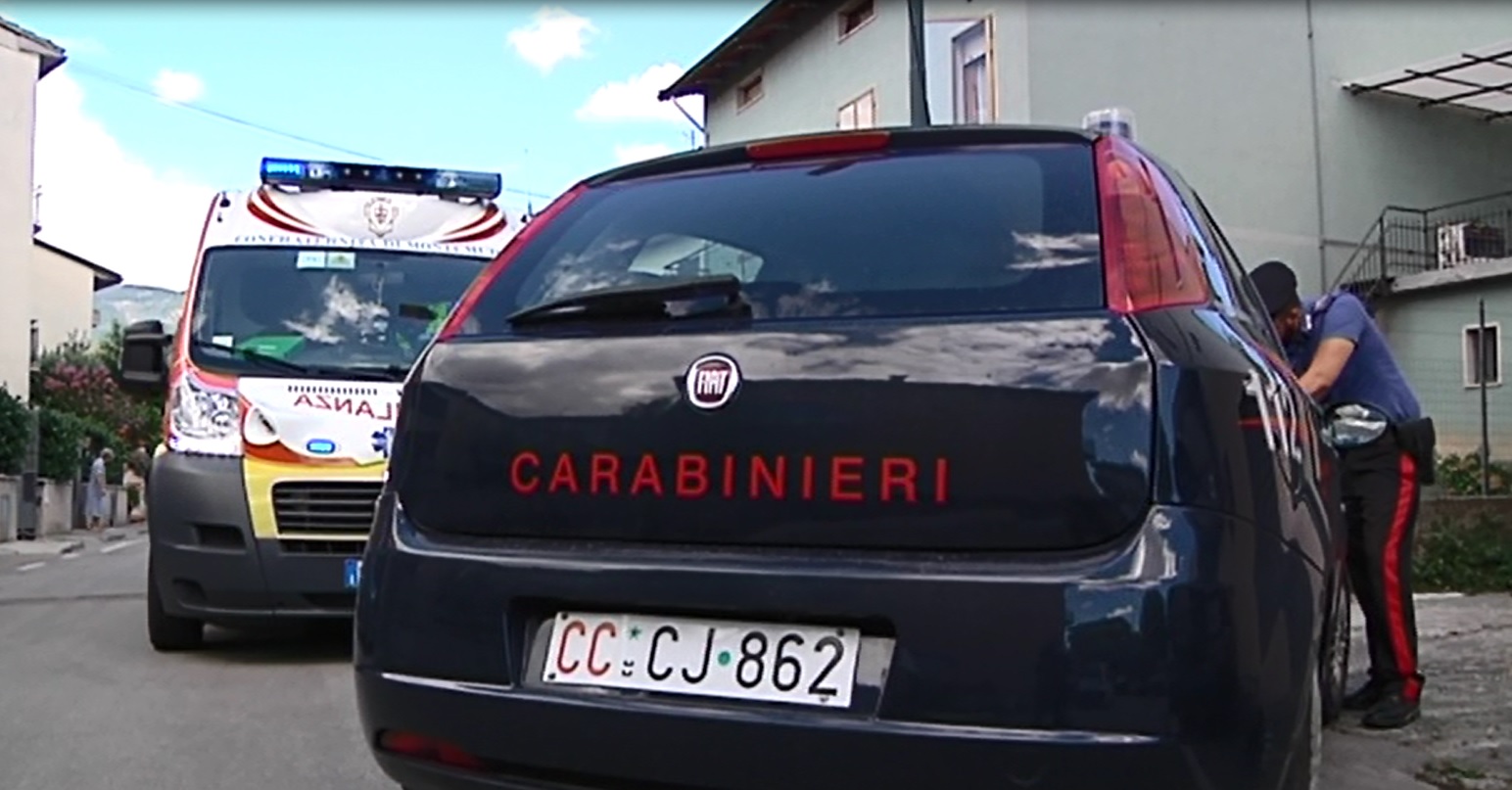 Chiama l’ambulanza e poi, fuori di sé, punta un coltello contro il 118