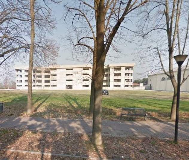 Incidente al cimitero: uomo grave dopo un volo di diversi metri