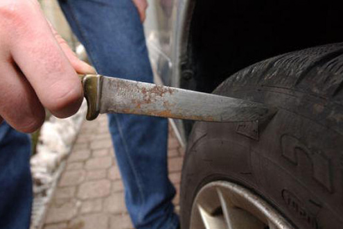 Squarciano le gomme di un’auto. Incastrati dalle telecamere
