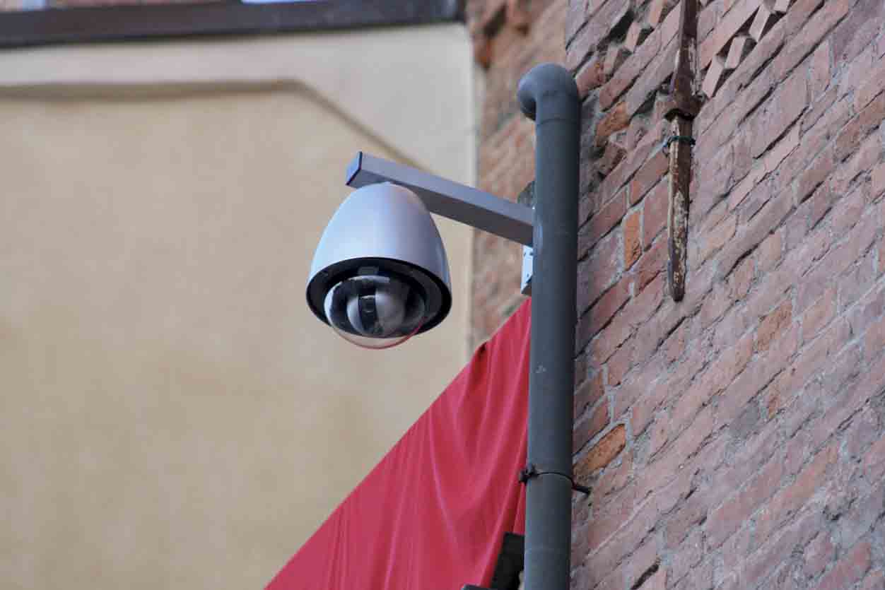Saccheggia la cantina di un palazzo. Incastrato dalle telecamere