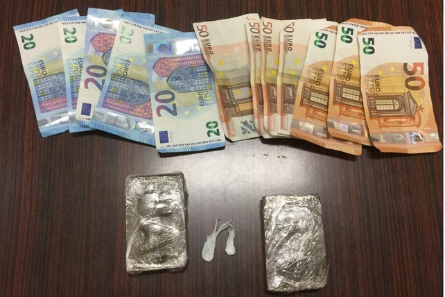 Due panetti di hashish in un alloggio popolare occupato: arrestati  