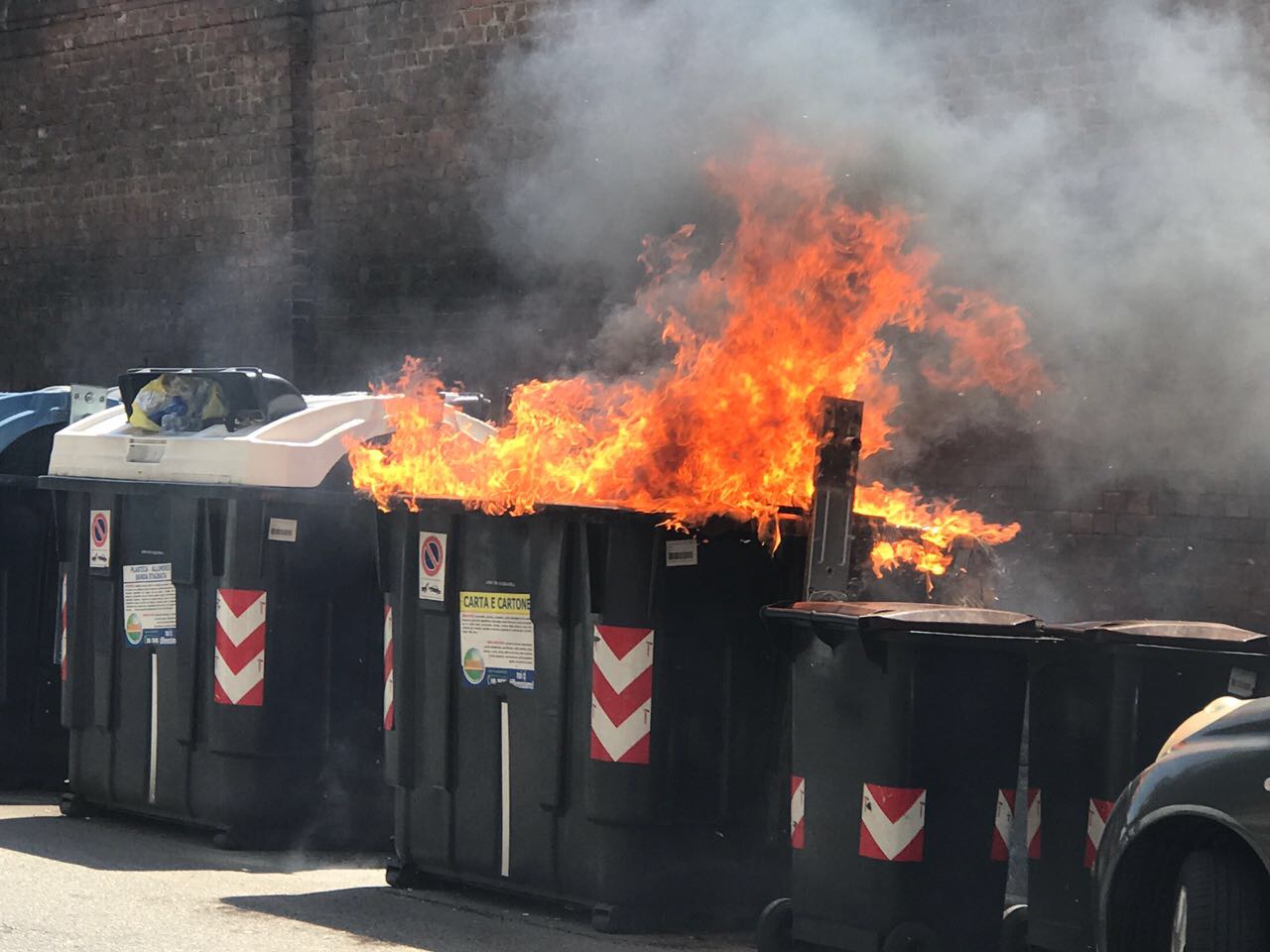 In fiamme un cassonetto in via Monterotondo