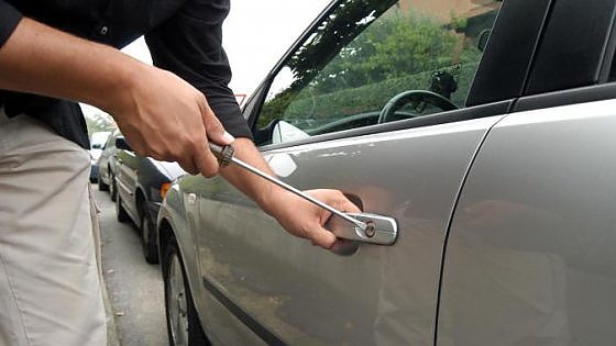 Almeno sei furti in due settimane: denunciato un ladro seriale