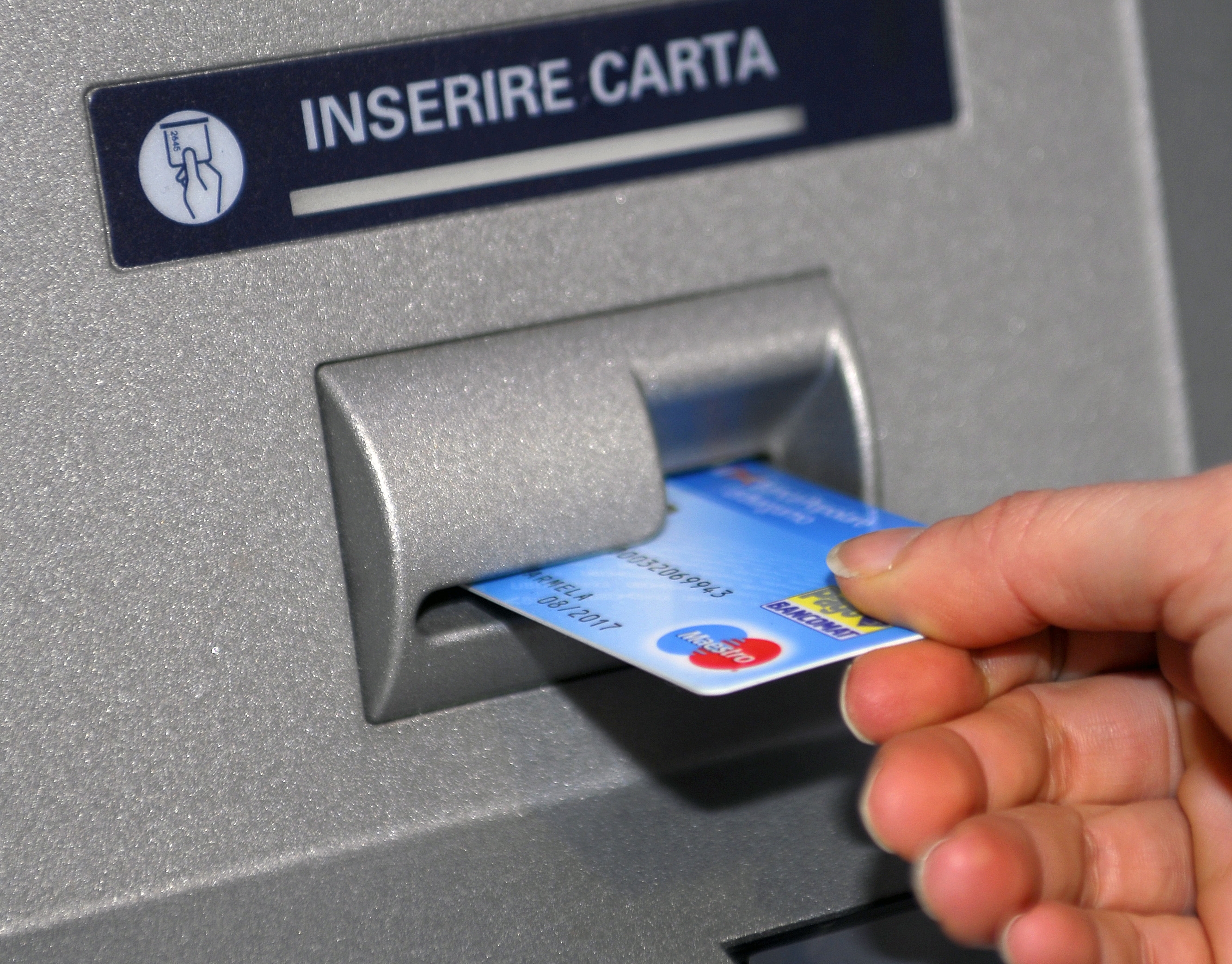 Aggredito alle spalle e derubato di 2mila euro mentre preleva al bancomat: il racconto di un lettore