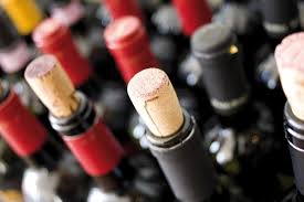 Convince due famiglie a comprare vino ma nei cartoni mette bottiglie vuote