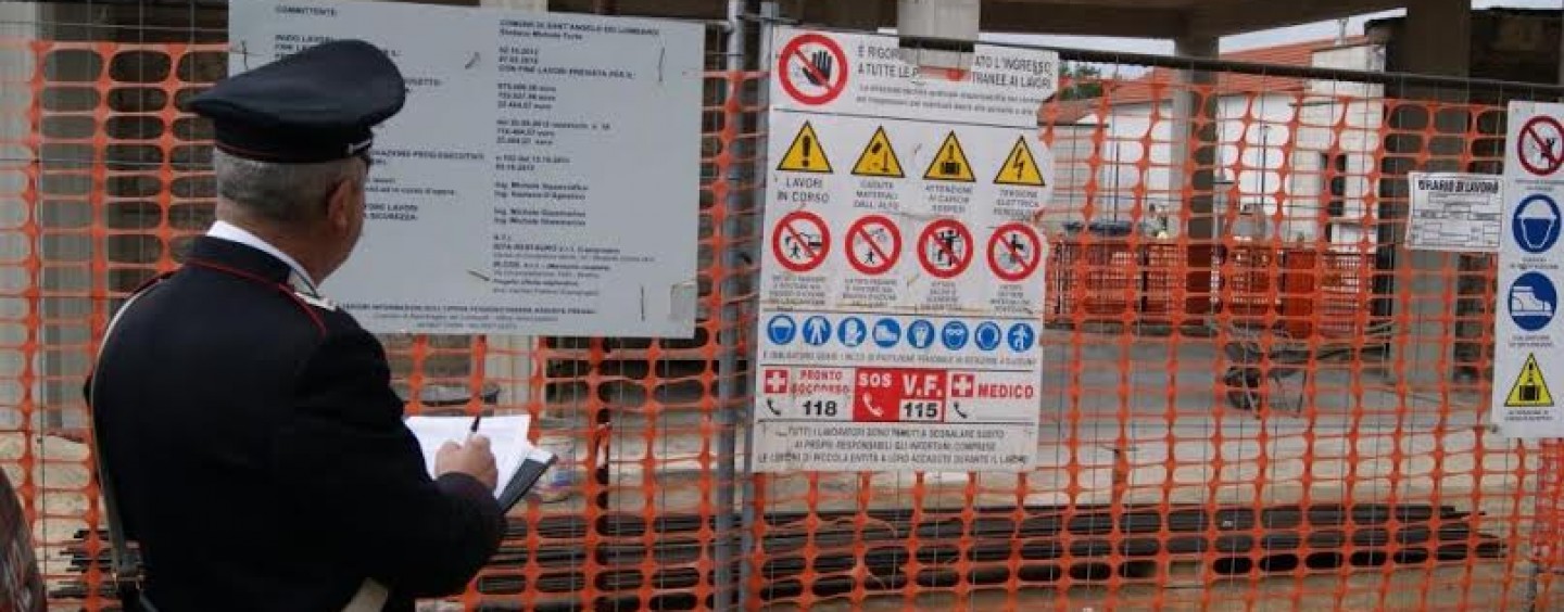 Nel cantiere in piazza Allende operai senza caschetto e un ricercato