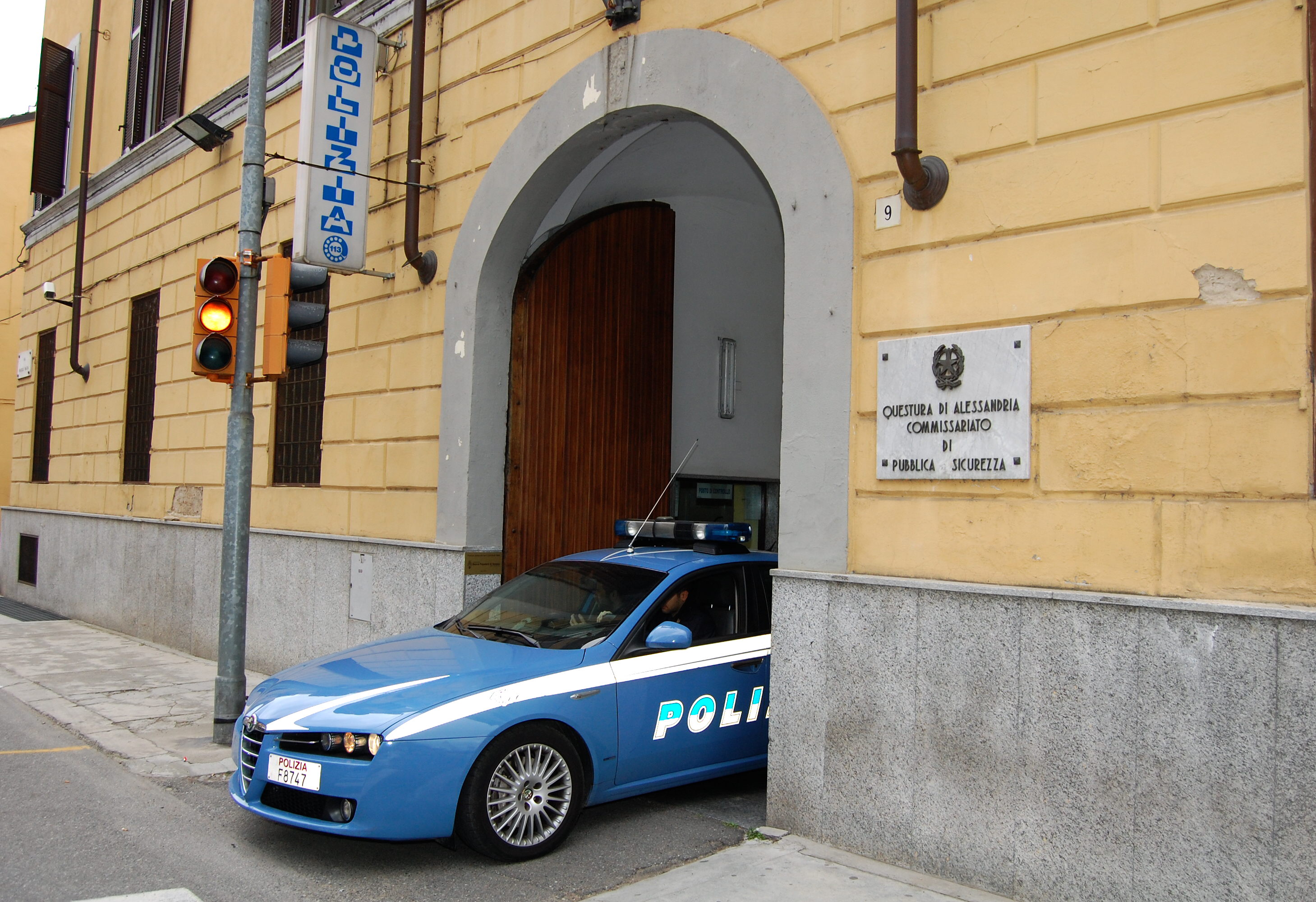 CASALE – Sono saliti sulle auto della Polizia e hanno provato anche l emozione di azionare i lampeggianti Quaranta bambini della scuola materna di Ozzano e