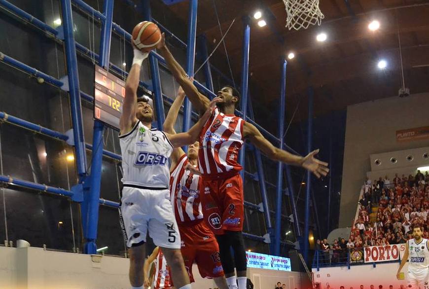 Una serata da leoni: Derthona soffre ma centra i quarti playoff