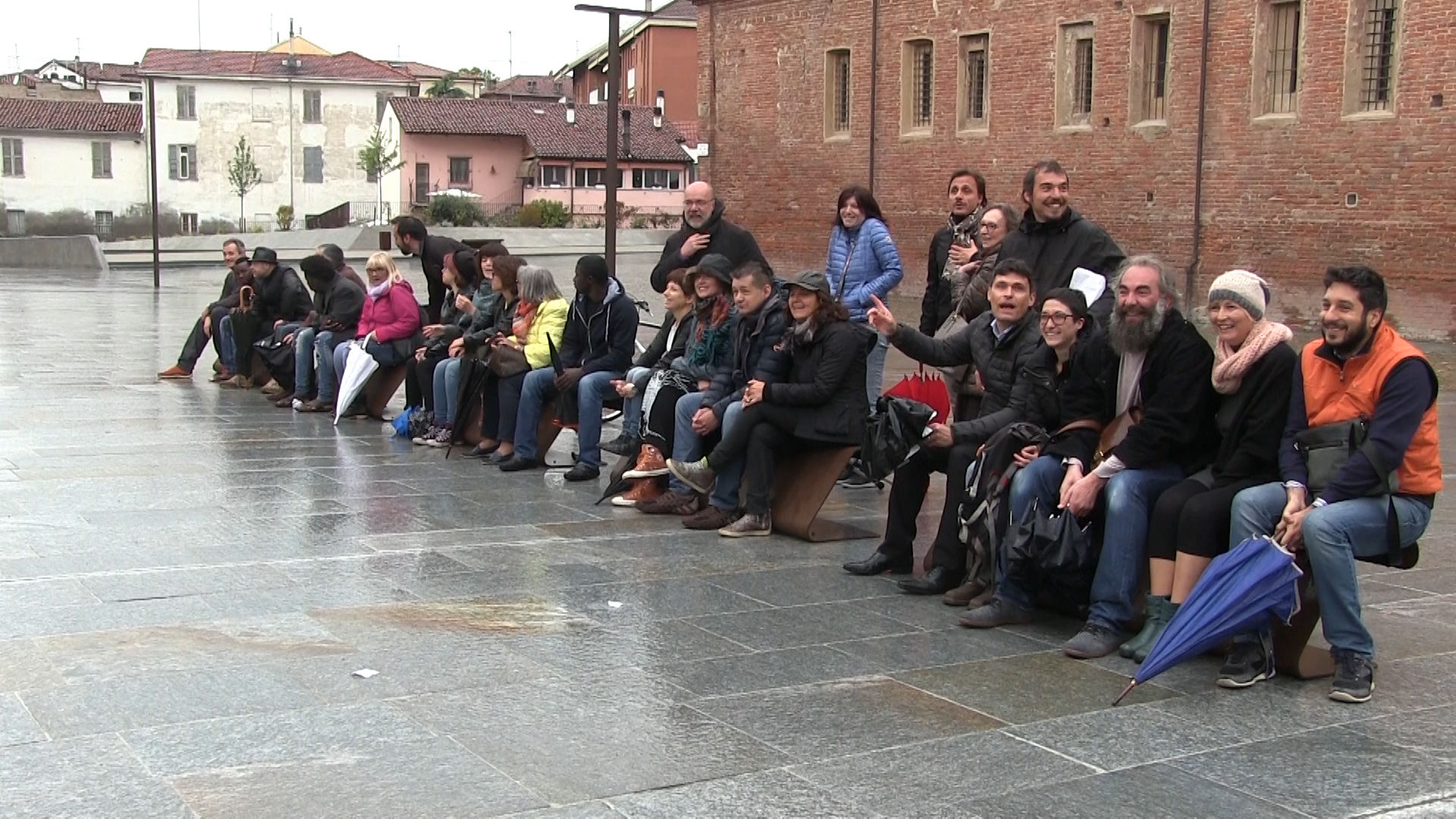 Foto di gruppo sulle nuove panchine per cacciare il razzismo