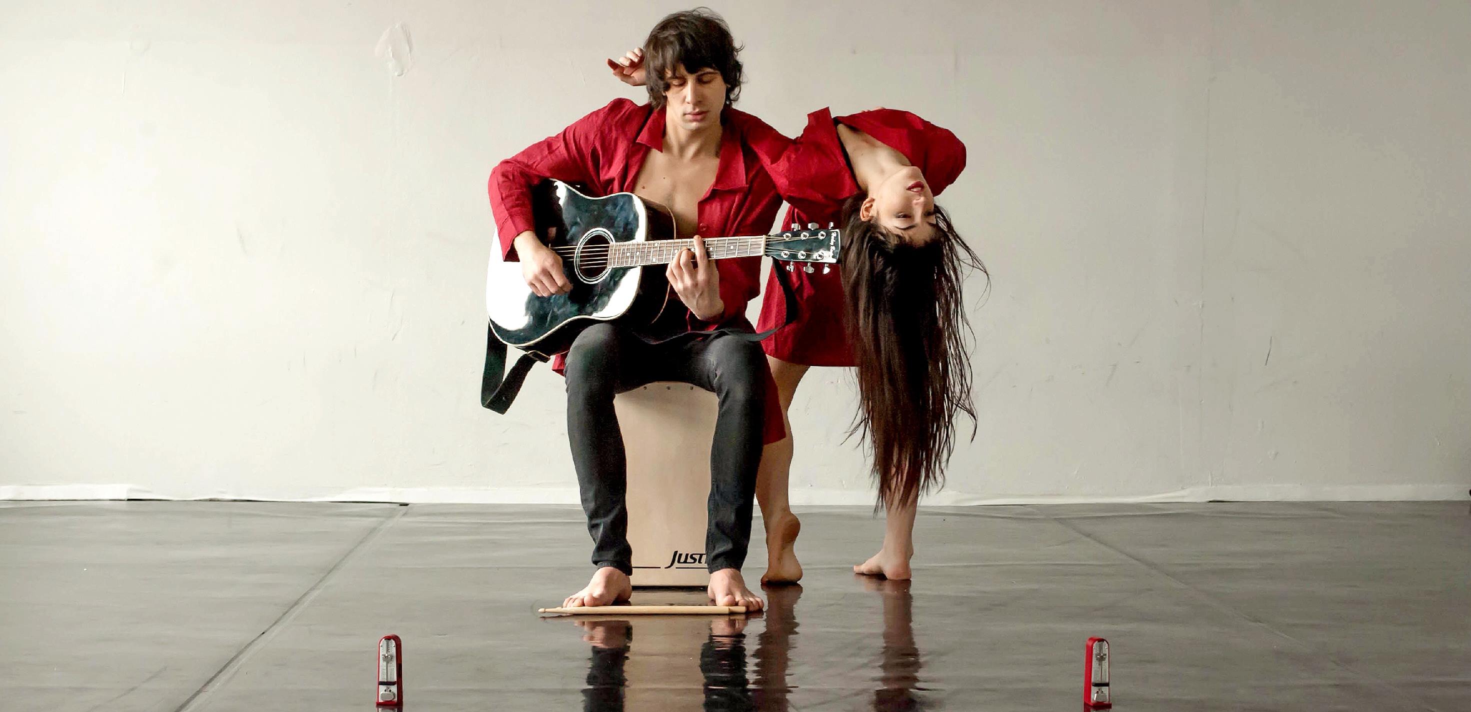 Performance di danza e musica con i Gut Reaction