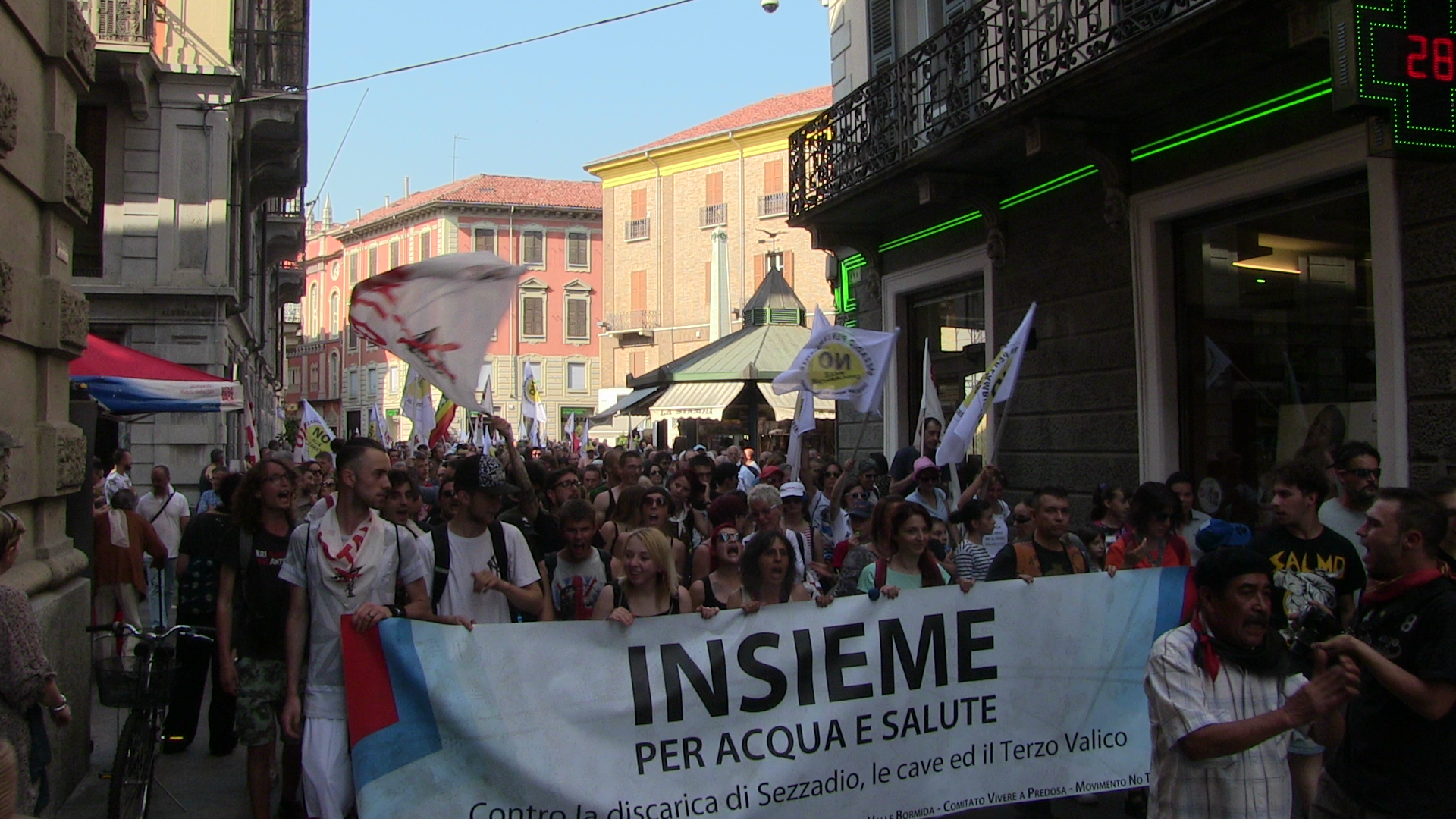 “Ci saremo sempre”: il corteo anti-discarica nel cuore di Alessandria