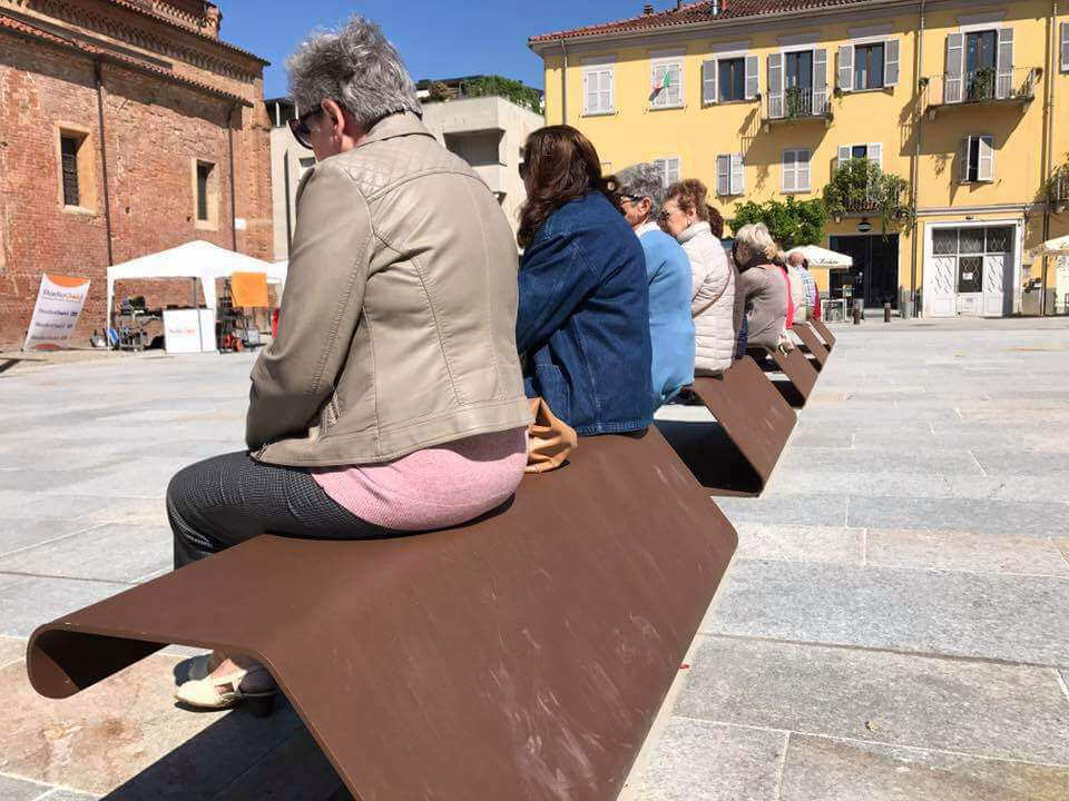 Foto di gruppo sulle panchine per allontanare il razzismo