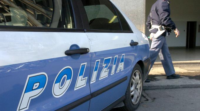 Rientra in casa e trova due ladri in camera da letto
