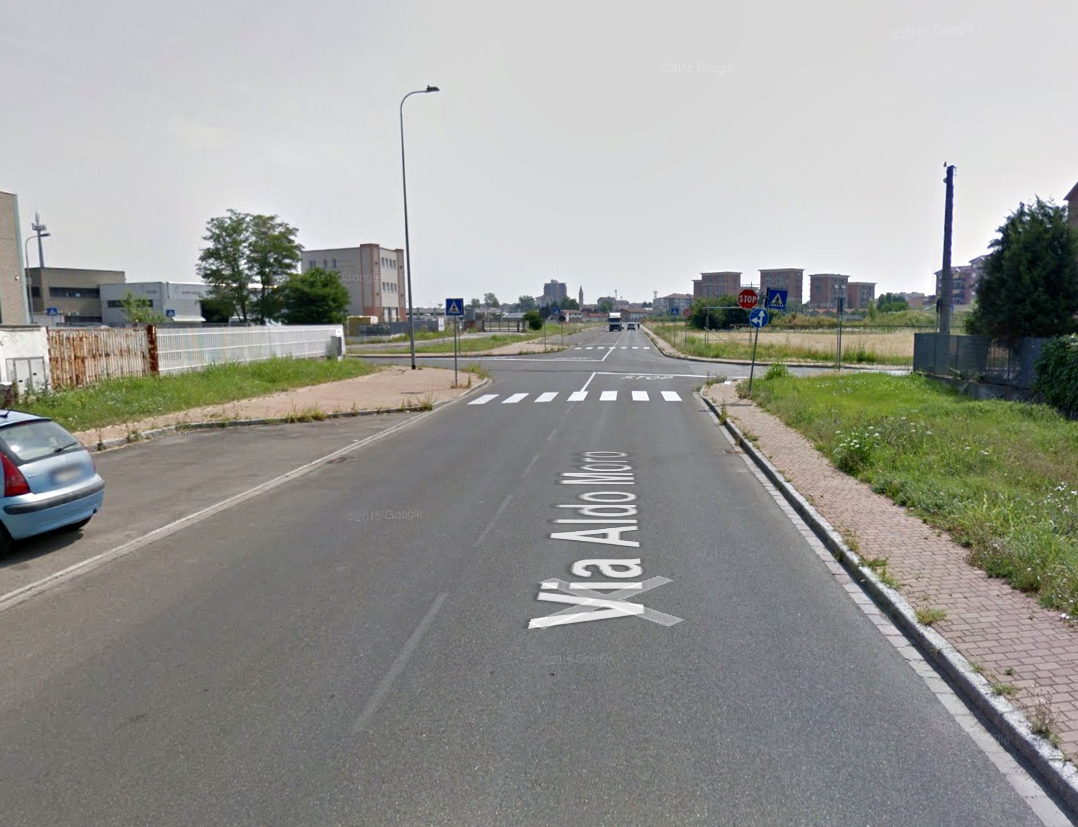 A piedi in mezzo alla strada mentre sfrecciano le auto