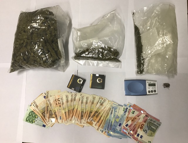 Più di un chilo di marijuana in camera da letto: arrestato