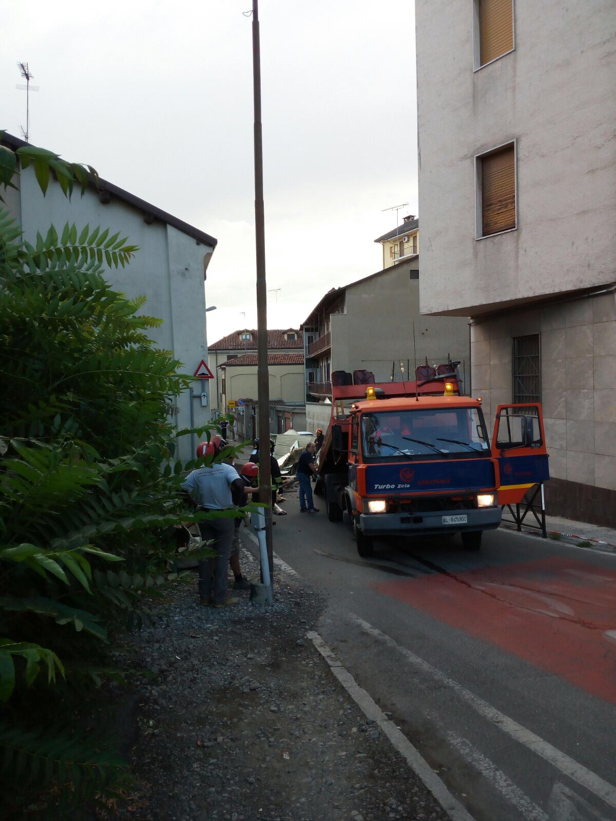Vento scoperchia tetto di una palazzina a Tortona