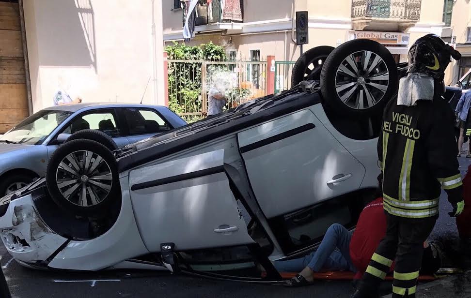 Auto ribaltata in viale Milite Ignoto ad Alessandria