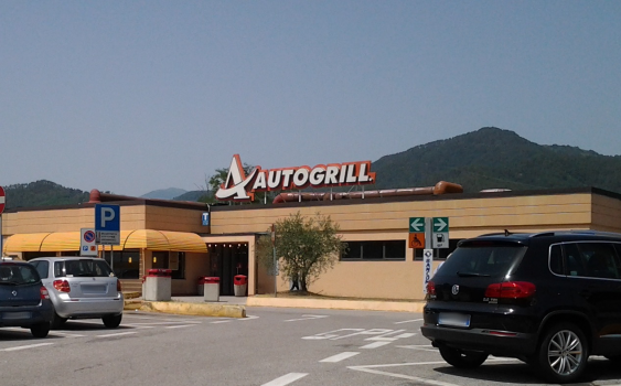 Bevande e prodotti rubati: cinque pullman fermati mezz’ora in autogrill