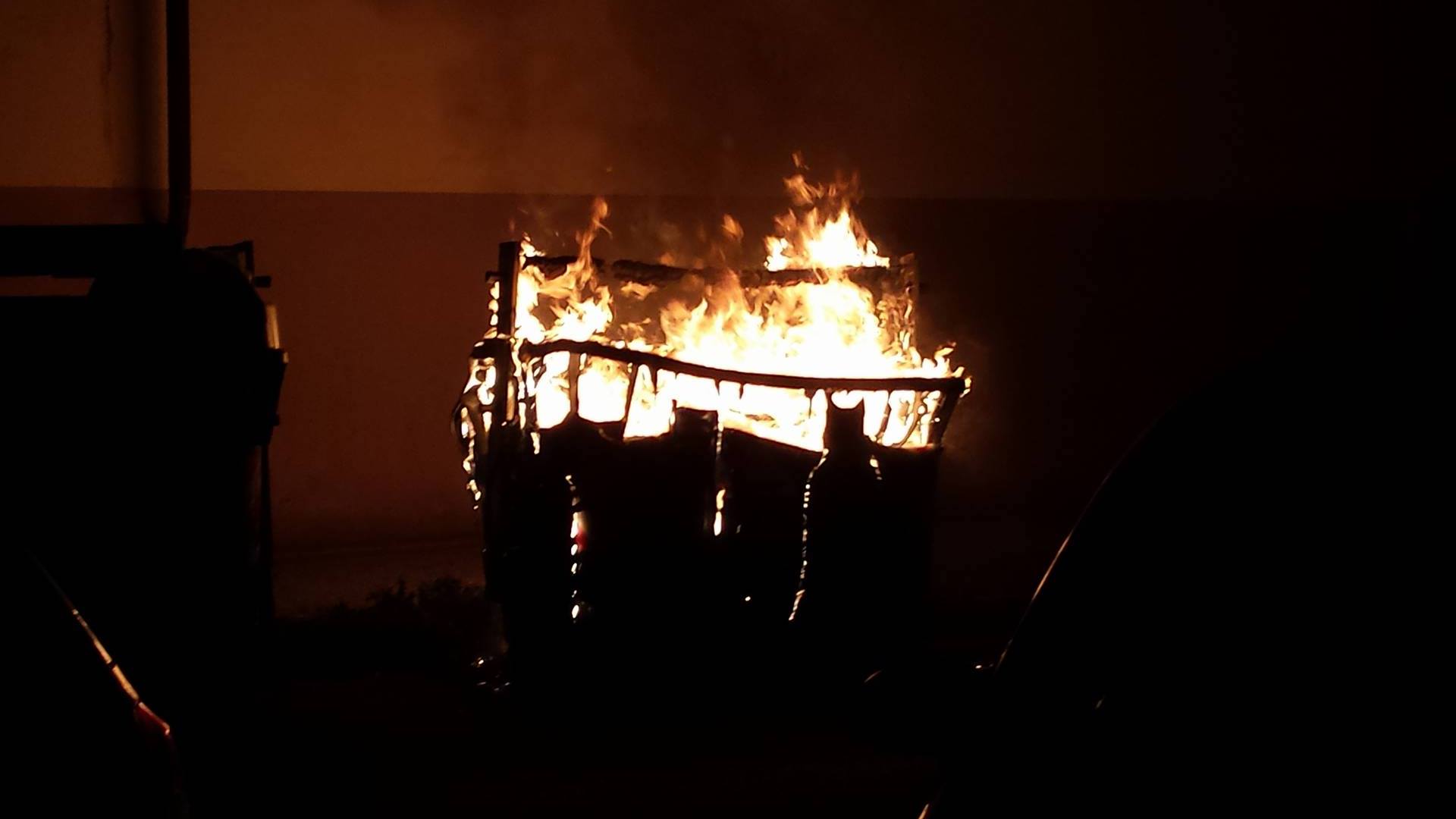 Un altro cassonetto dei rifiuti incendiato