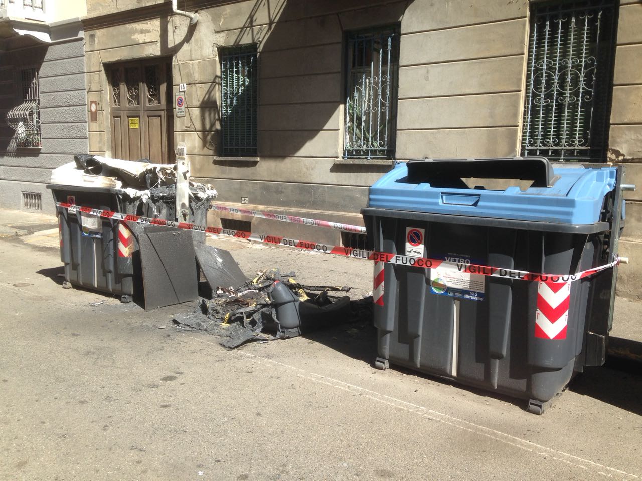 Alcuni cassonetti in fiamme in via Torino