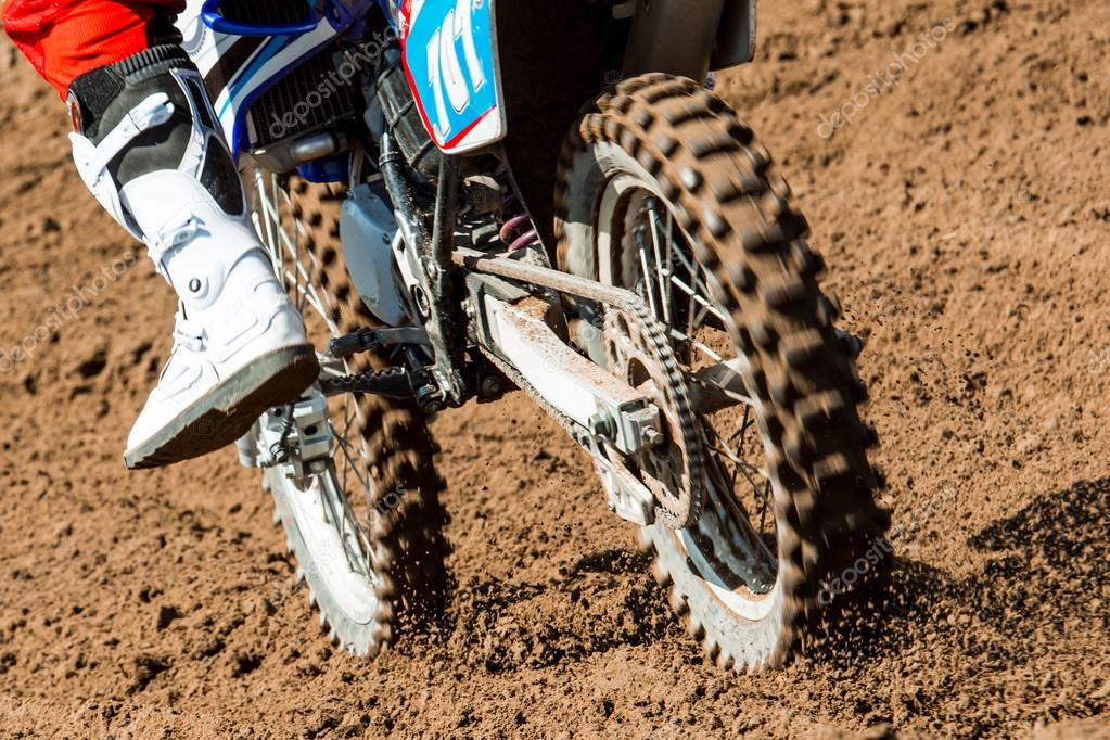 Giovane pilota di cross cade dalla moto: non è grave