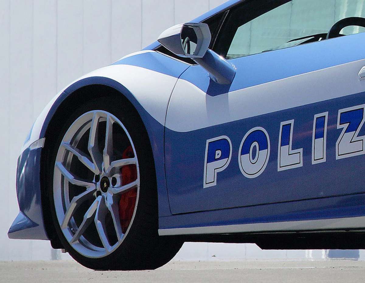 La Polizia Stradale fa festa. A Novi musica, sfilate e la Lamborghini