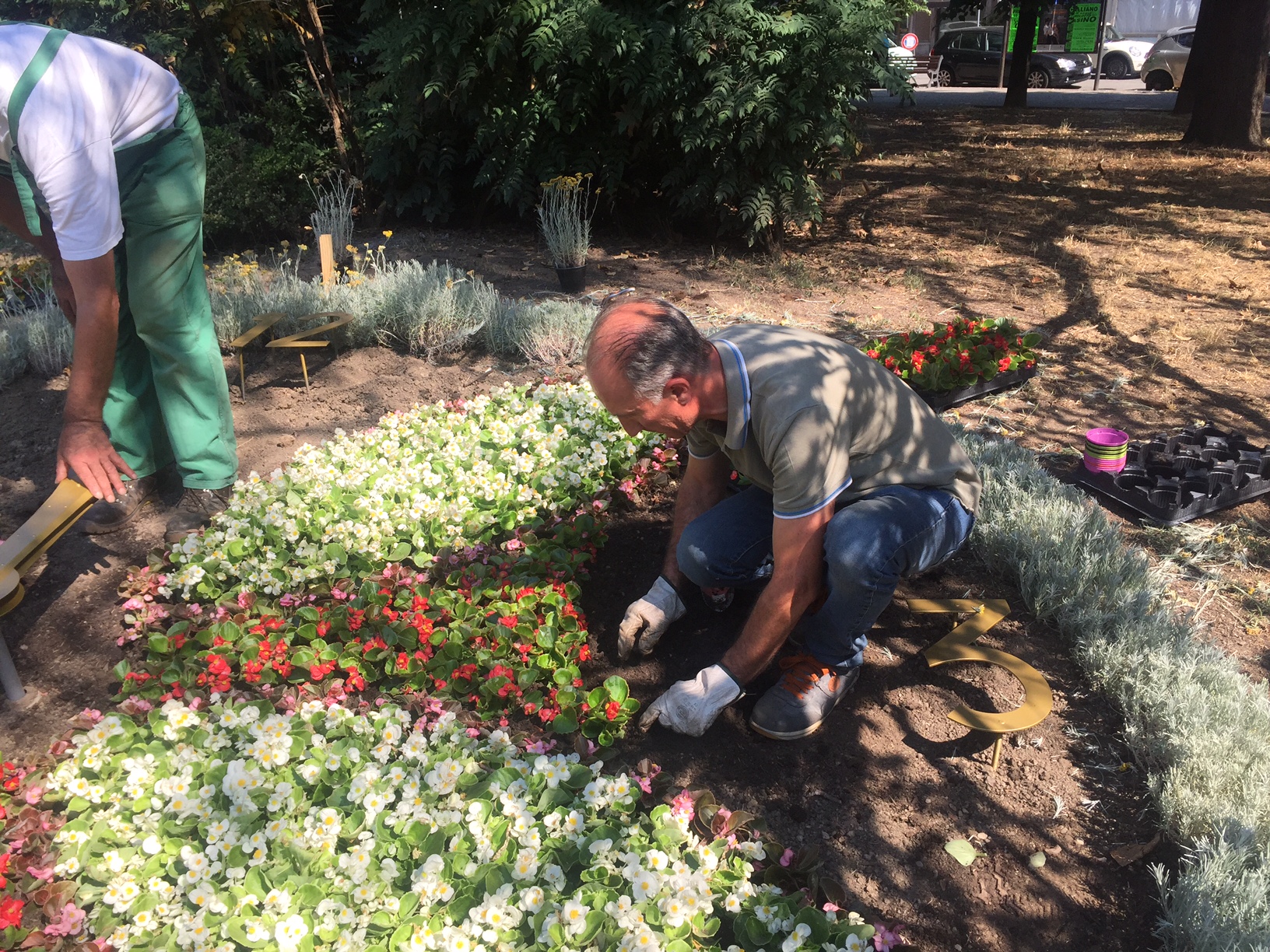 L’orologio floreale dei giardini della stazione in funzione da domani