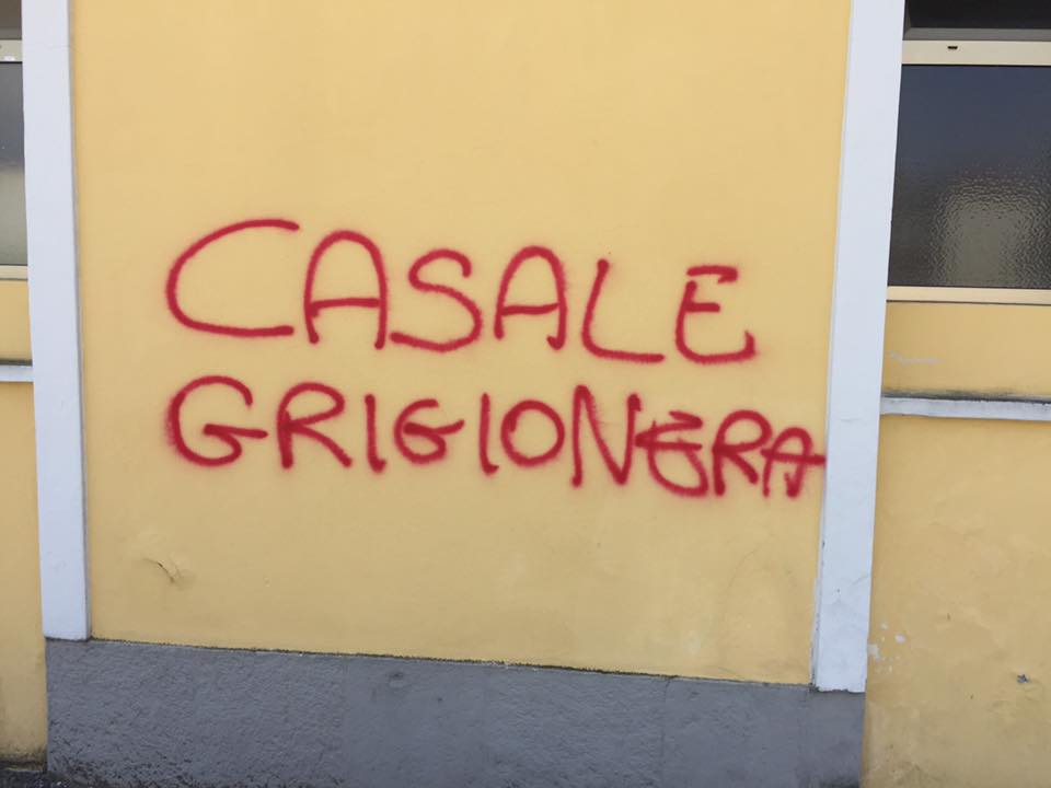 Scritte offensive nei bagni della stazione di Casale
