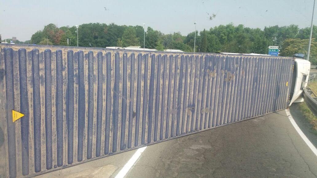 Tir ribaltato alla rotonda di Spinetta