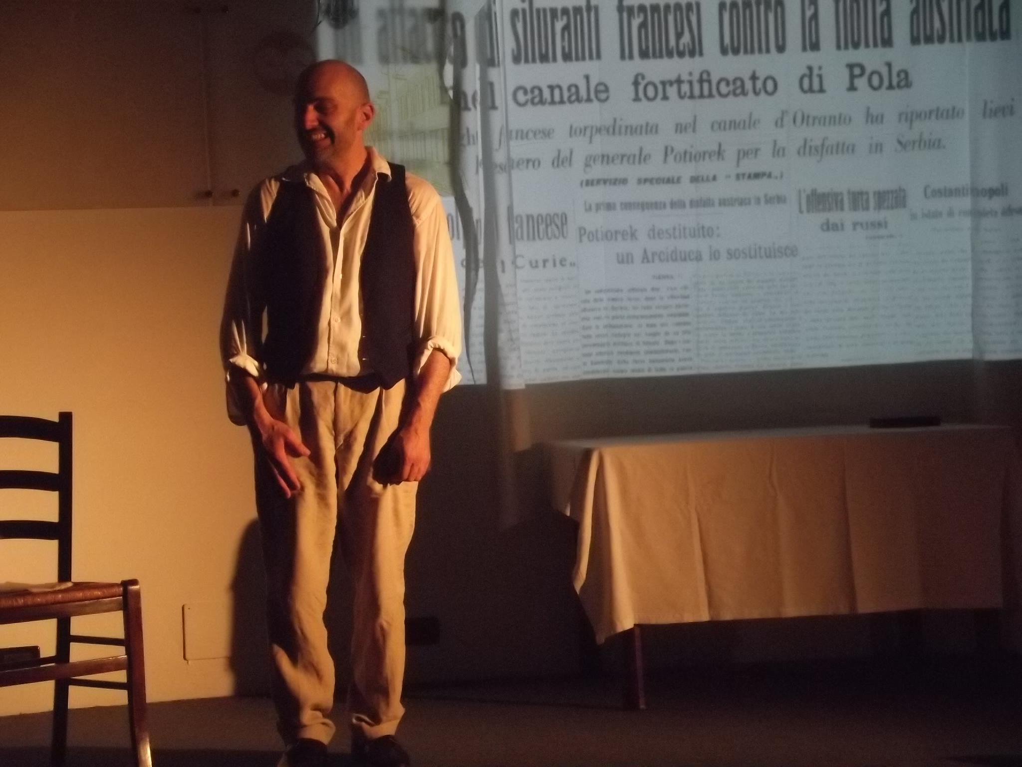 Il destino di una generazione attraverso un’unicità. Recensione di “SOLO – una vita” alla ex Taglieria del pelo