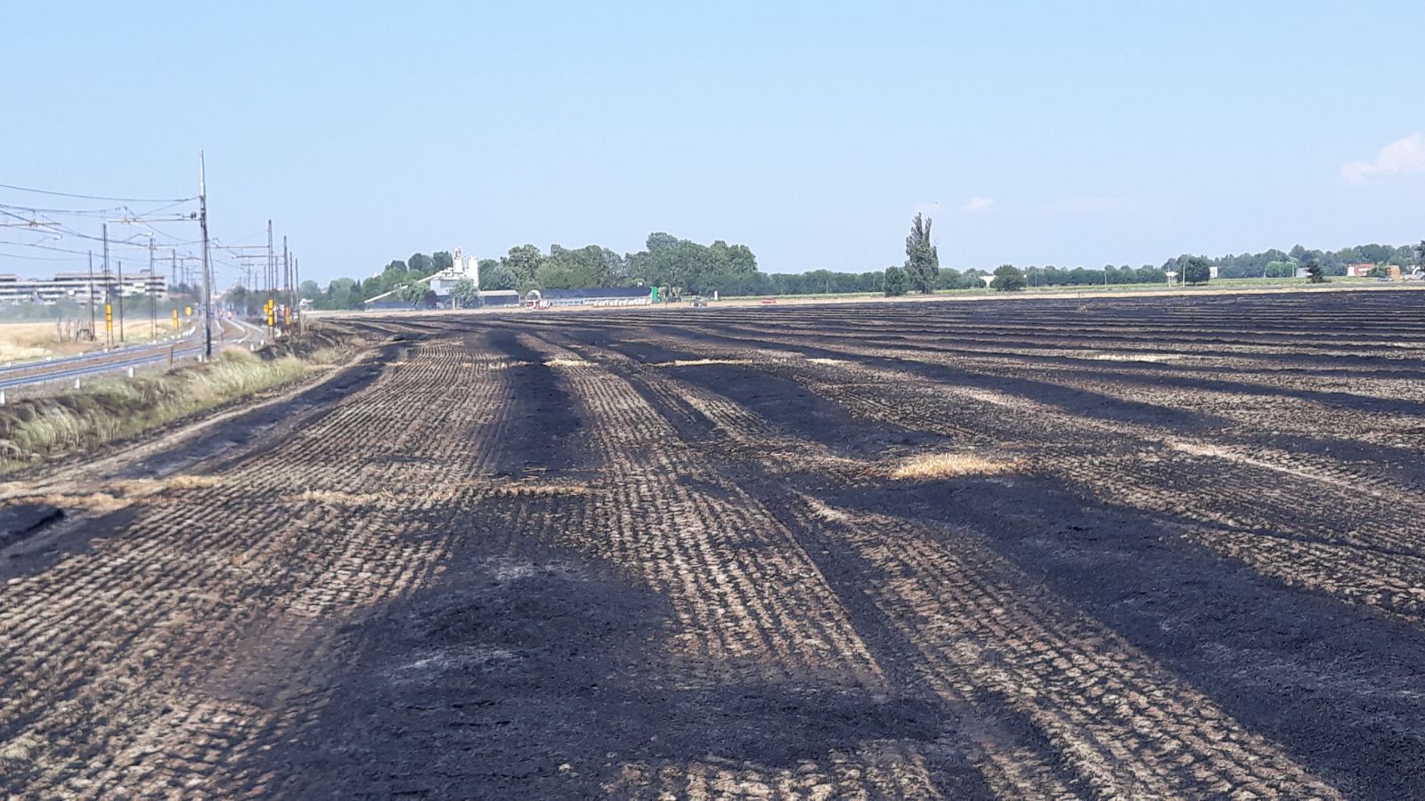 Vasto incendio di sterpaglie al quartiere Cristo vicino alla ferrovia