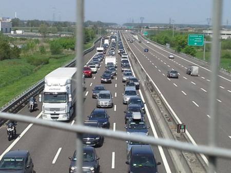 Camion ribaltato sulla A21: traffico rallentato