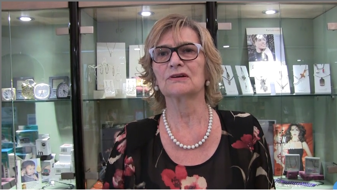 Resiste al rapinatore in gioielleria. Ora Aldenia è “la nonna bionica”