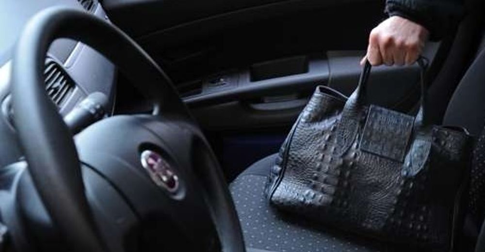 Forzano il finestrino e rubano una borsa di marca: denunciati