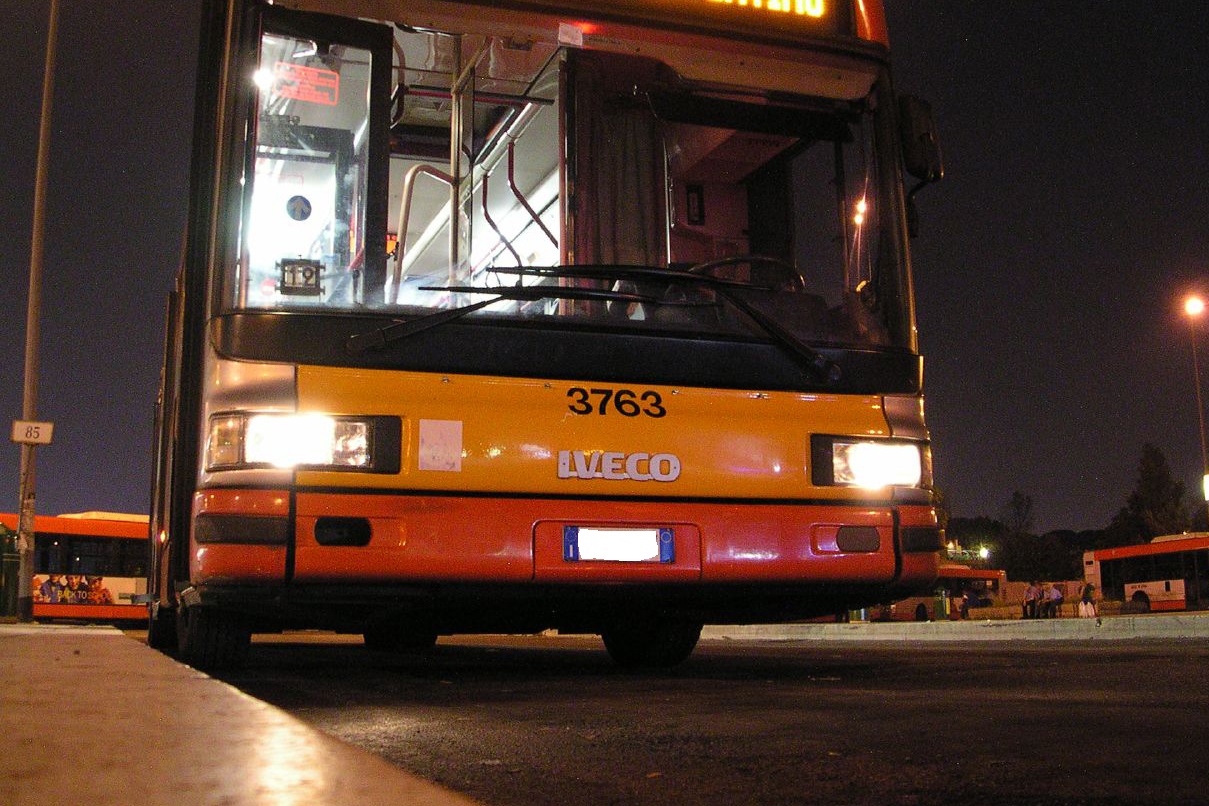 Mettono in moto bus e vanno a sbattere contro un altro autobus