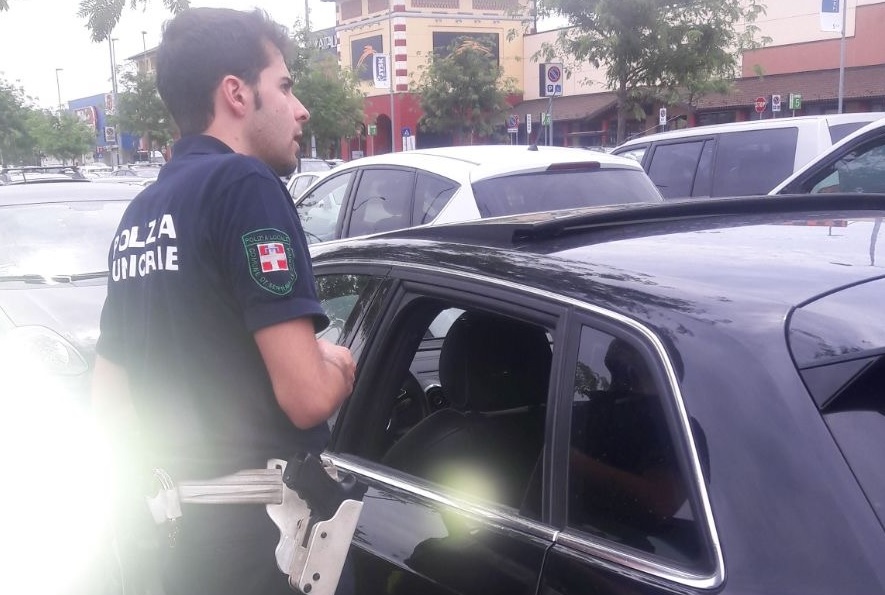 Lasciano l’amico chiuso in auto e vanno a fare spese